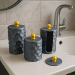 Kit Banheiro Luxo 3D em PETG Cinza Texturizado com Tampa Amarela - Imagem 2