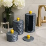 Kit Banheiro Luxo 3D em PETG Cinza Texturizado com Tampa Amarela - Imagem 4